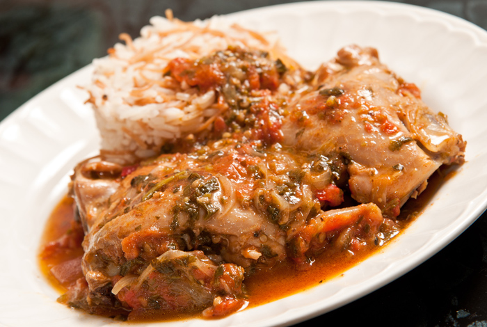 pollo-entomatado-con-hierbas